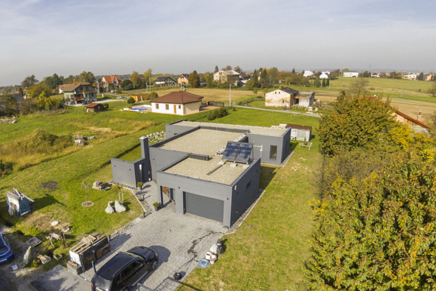 Cesta za novým domem začala fotkou z dovolené v Řecku – manželé si vyfotili dům, který se jim líbil a přinesli obrázek projektantovi. Představou o designu však jejich požadavky zdaleka nekončily - budoucí stavebníci chtěli stavět sami, v nízkoenergetickém standardu, bez zateplení a pokud možno bez dřeva. Trochu moc přání najednou? Vůbec ne – právě pro takto náročné lidi je tu Ytong. (Zdroj: Xella)