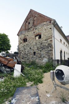 Rekonstrukce historického statku na Kladensku si vyžádala pečlivý přístup zejména při práci se smíšeným zdivem (kombinace kamenného a cihelného zdiva) a opukou (usazená hornina) 