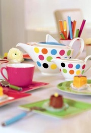 Porcelánová čajová souprava ze série Wonderful World, vhodná do myčky i mikrovlnné trouby, cena konvičky přibližně 2 000 Kč, šálku s podšálkem kolem 700 Kč/ks