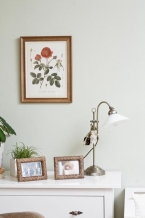 Stylová lampa na čtení dokonale ladí s celým interiérem. Do dekorativních rámečků si paní Daniela dala svoji svatební fotografii a fotografii syna