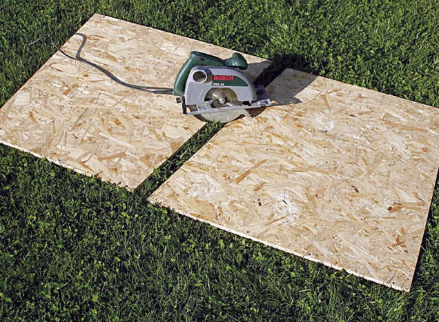 5. Jednoduchým seříznutím našikmo vytvoříme z dílu 145 × 80 cm dva boční díly, tím určujeme sklon střechy. Napříč jej řežeme z 65 cm do 80 cm.