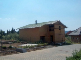 Střecha čeká na krytinu a instalaci okapů