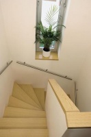 Schodiště do podkroví je obloženo masivními deskami s jasanovou dýhou