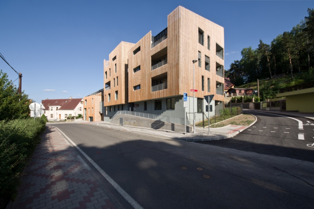 Další novinka Portorož je mnohokvětá růže mimořádných kvalit. O tom svědčí i udělení zlaté medaile v mezinárodní soutěži a certifikátu ADR, který nesou jen ty nejlepší růže světa. Výborné zdraví a odolnost je korunována krásnými poloplnými květy v barvě mezi čistou oranžovou a aprikot. Dorůstá do 90 cm.