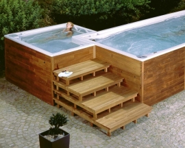 Spojené a přitom nezávislé. Swim Spa XL spolu s Combi Spa tvoří jedinečný celek, který nabízí kombinaci sportu a regenerace. Teplotu v obou bazénech můžete udržovat rozdílnou a užívat toto komplexní domácí wellness centrum přesně podle svých potřeb