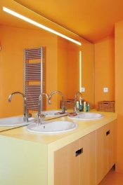 Křeslo Bob (Pearson Loyd), chromová podnož, čalouněný sedák, 75 x 64 cm nebo 61 x 68 x hl. sedáku 48 cm, cena 36 000 Kč, RANNÝ ARCHITECTS