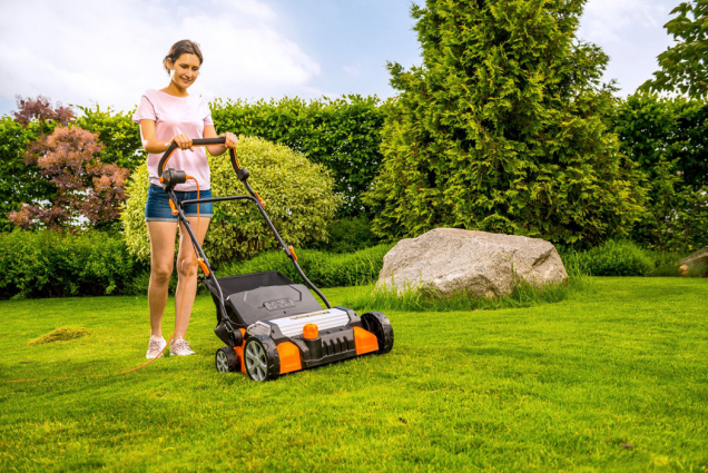 Lehký ale výkonný elektrický vertikutátor Patriot S 1600 si díky příkonu 1600 W a šířce záběru 34 cm poradí i se středně velkými travními plochami. Vybaven je sběrným košem o objemu 45 l a dvěma snadno vyměnitelnými vertikutačními válci. (Zdroj: Mountfield)