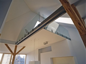 Pomysln&eacute; dal&scaron;&iacute; patro obytn&eacute;ho prostoru tvoř&iacute; skleněn&aacute; galerie určen&aacute; k relaxaci