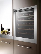 Vestavná vinotéka ARC 226 (Whirlpool), kapacita je 44 lahví, vnitřní objem 105 litrů, 68,7 x 56 x 55,5 cm, nerezový rám dveří se skleněnou výplní a UV filtrem, vnitřní osvětlení, dřevěné police, elektronické ovládání, digitální displej s ukazatelem teploty, která se uvnitř dá nastavit v rozpětí 6 °C až 18 °C, cena 39 990 Kč, WHIRLPOOL