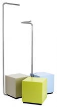 Solitérní předsíňová sestava Choice sestávající ze tří sedáků a dvou konzol na zavěšení ramínek, rozměr 60 x 50 x 172 cm, cena 29 056 Kč, ALAX