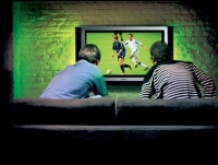 Umísťování plochých TV na zeď podporuje také Philips. Nabízí i systém Ambilight, který v závislosti na pořadu mění barvy kolem TV. Luxusní 50PF9966 s podsvícením stojí cca 60 000 Kč