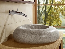 Inspirace přírodními tvary - umyvadlo Pure Stone tzv. na desku o velikosti 600 x 625 mm pořídíte za 15 275 Kč, přepadovou sadu včetně pochromovaného krytu za 2 050 Kč, vše bez DPH (VILLEROY & BOCH)