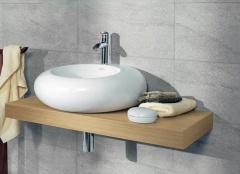 K novinkám firmy Villeroy and Boch patří umyvadlo z kolekce Pure Stone. Cena umyvadla 15 510 Kč, umyvadlové desky 13 723 Kč, JANOUŠEK