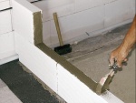 Postup zdění z přesných příčkovek ytong: Podstatné je přesné uložení první vrstvy. Příčkovky uložíte do vápenocementové malty (tloušťka lože do 15 mm).