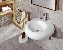 Jako oblázek ohlazený vodním proudem působí umývátko s rozměry 450 x 380 mm, cena od 8 025 Kč bez DPH (VILLEROY & BOCH)