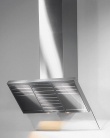 Nástěnný dekorační odsavač par o šířce 90 cm je vybaven třemi nerezovými filtračními panely a jedním tukovým filtrem. Cena: 52 990 Kč. (Miele)