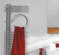 Otopné těleso Cinus (VILLEROY &amp; BOCH) se vyrábí ve dvou variantách, s horizontálními trubkami rovnými nebo do oblouku. Na výběr máte jak standardní bílou barvu, tak chromové povedení. V prvním případě zaplatíte od 22 250 do 29 630 Kč, ve druhém od 50 500 do 67 350 Kč, KREINER EXKLUSIV 