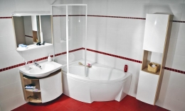V levé i pravé variantě se vyrábí skříňka pod umyvadlo Rosa Comfort 9 890 Kč, umyvadlo Rosa Comfort 5 990 Kč, vysoká skříň Praktik Rosa 7 490 Kč, RAVAK