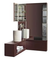 V tomto případě je galerka součástí zrcadlové stěny Edice Atelier (KEUCO). Cena za nábytek v barvě bordó 262 250 Kč, umyvadla na desku 35 900 Kč, umyvadlové baterie 21 900 Kč, EDEN KOUPELNY   