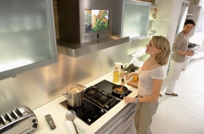 Náročné údržby kovového obkladu se nemusíte obávat, v tomto případě se totiž jedná o laminátovou desku s vrstvou Inox look, cena 6 400 Kč za metr čtvereční, ATELIER PEDRO
