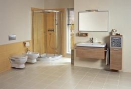 Umyvadlo (85 x 48,5 cm) je vsazeno do umyvadlové skříňky v provedení skořice, koupelnu doplňuje bidet a klozet v závěsné variantě, sprchový kout má výplň z transparentního skla
