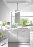 Koupelnová řada 2nd floor (DURAVIT), skříňka pod umyvadlo s osvětlením, cena (bez DPH) od 56 504 Kč. Otočné výškově nastavitelné závěsné zrcadlo se dvěma zářivkami, nočním LED světlem a senzorem na denní světlo, cena (bez DPH) 22 428 Kč, DURAVIT