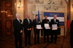 Zástupci tří vítězných společností (Xella CZ, Lafarge Cement a Wienerberger cihlářský průmysl), při slavnostním předávání ocenění Nejlepší výrobce stavebnin 2009 v budově Senátu České Republiky
