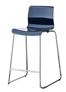 Barová stolička Glenn, kombinace oceli a polypropylenového plastu, výška sedáku 63 cm, provedení tm. modré nebo bílé, cena 1 290 Kč (IKEA)
