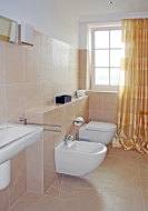 Samostatná místnost s klozetem a bidetem z kolekce Subway (VILLEROY & BOCH). Ceny: 8 763 Kč (WC), 6 089 Kč (sedátko se zpomaleným dopadem), 6 431 Kč (bidet)