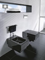 Závěsný klozet a bidet v lesklém černém provedení. Ceny: klozet 23 500 Kč, sedátko 8 716 Kč, bidet 17 522 Kč