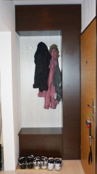 Zadní stěna botníku je z plovoucí podlahy, která je položena v celém bytě