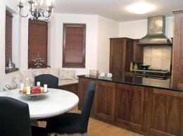 Atypický rozměr (průměr 110 cm) má jídelní stůl, který byl zhotoven na zakázku, židle jsou z prodejny ANTIK