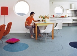 S designovým přírodním linoleem Marmoleum home v rolích můžete na podlaze vytvořit libovolné podlahové vzory a podtrhnout tak výsledný dojem z interiéru. Cena 595 Kč za metr čtvereční, bez DPH, FORBO