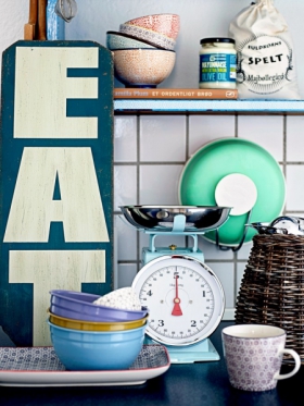 Kuchyňská váha, smalt s nerezovou miskou, váží na gramy/kilogramy a libry/unce, max. hmotnost 5 kg, O misky 21 cm, cena 925 Kč, www.home-decor.cz