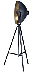 V jejich stylu: Industriální stojací lampa Satellight z lakovaného kovu, výška 177 cm, Butlers, www.butlers.cz