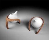 Čajový set do tmy, design Petr Korecký, porcelán, ohýbaná dýha, 1. místo v projektu Design do tmy, ocenění Vynikající studentský design 2006. Design odpovídá problémům nevidomých při manipulaci s horkými nápoji. Připravuje se do výroby ve spolupráci se společností Český porcelán
