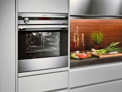 Vestavná kombinovaná parní trouba EOB 98000X z řady Global Design poskytuje tři typy pečení - standardní, v páře a s kombinací horkého vzduchu a páry, má 13 pečících funkcí a automatické programy, cena 39 000 Kč, ELECTROLUX