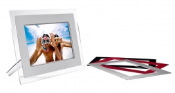 Digitální fotorámeček 9FF2M4 (Philips), 9" LCD displej, vnitřní paměť 110 až 150 fotografií, 4 vyměnitelné rámečky, orientační cena 6 399 Kč, PHILIPS