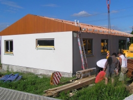 Tam, kde byla ráno jen základová deska, stál během jediného dne Ivin dům
