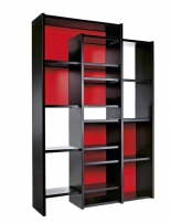 Vysouvací knihovna Index (Livit), design Carlos Tiscar, 100/194 x 38,5 x 198/215 cm, MDF černě nebo bíle lakovaná s bílými nebo červenými zády, cena 66 429 Kč, ABITARE