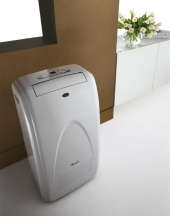 Klimatizační jednotka AMD 096, typ Portable, klimatická třída T1, kapacita chlazení 2 600 W, kapacita ohřevu 1 200 W, dálkové ovládání, hmotnost 44 kg, cena 13 990 Kč, WHIRLPOOL