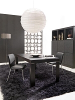Rozkládací stůl Soho, dřevo, 180/280 x 105 cm, výška 75 cm, 67 490 Kč, židle Sofia čalouněná kůží 11 730 Kč