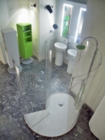 Sprchový systém ze série Chiocciola (AGAPE), ceny: vanička 83 190 Kč, sprchová zástěna 237 490 Kč, sprcha 86 390 Kč, AQUA TRADE