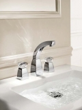 Luxusní tříotvorová baterie Square Exclusiv (VILLEROY &amp; BOCH) má rukojeti zhotovené z křišťálu, cena (chrom) 36 200 Kč, KREINER EXKLUSIV
