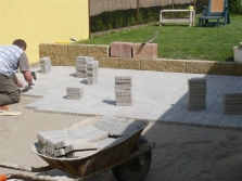 Na dvorku je položená šedá zámková dlažba od firmy CS Beton