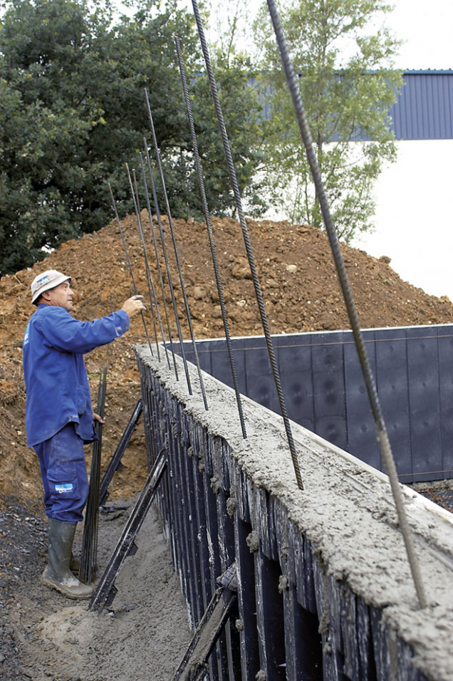 5.  Je důležité, aby se beton bezpečně dostal do všech koutů formy. Aby se zabránilo vzniku vzduchových kapes, pracovník uvolňuje příslušné partie vytažením roxorových prutů.