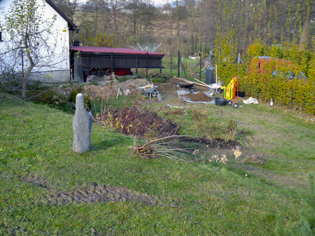 Mlatová cesta se výborně hodí do stylových zahrad.