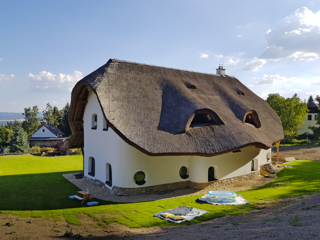 Dům je severní stranou posunut k severnímu okraji pozemku, kde se svah prudčeji zvedá k lesu. Na této straně jsou menší okna do ložnice, koupelen, WC, spíže a kuchyně.