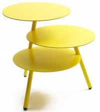 Odkládací stolek, lakovaný kov 1,5 mm, průměr odkládací plochy 36 cm, výška 48,5 cm, cena 6 950 Kč, www.malinadesign.com