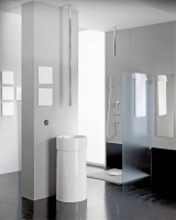 Atypické řešení představuje stropní baterie (ZAZZERI), 202 cm, cena 21 390 Kč, umyvadlo Twin (FLAMINIA) cena 27 790 Kč, KNORR
